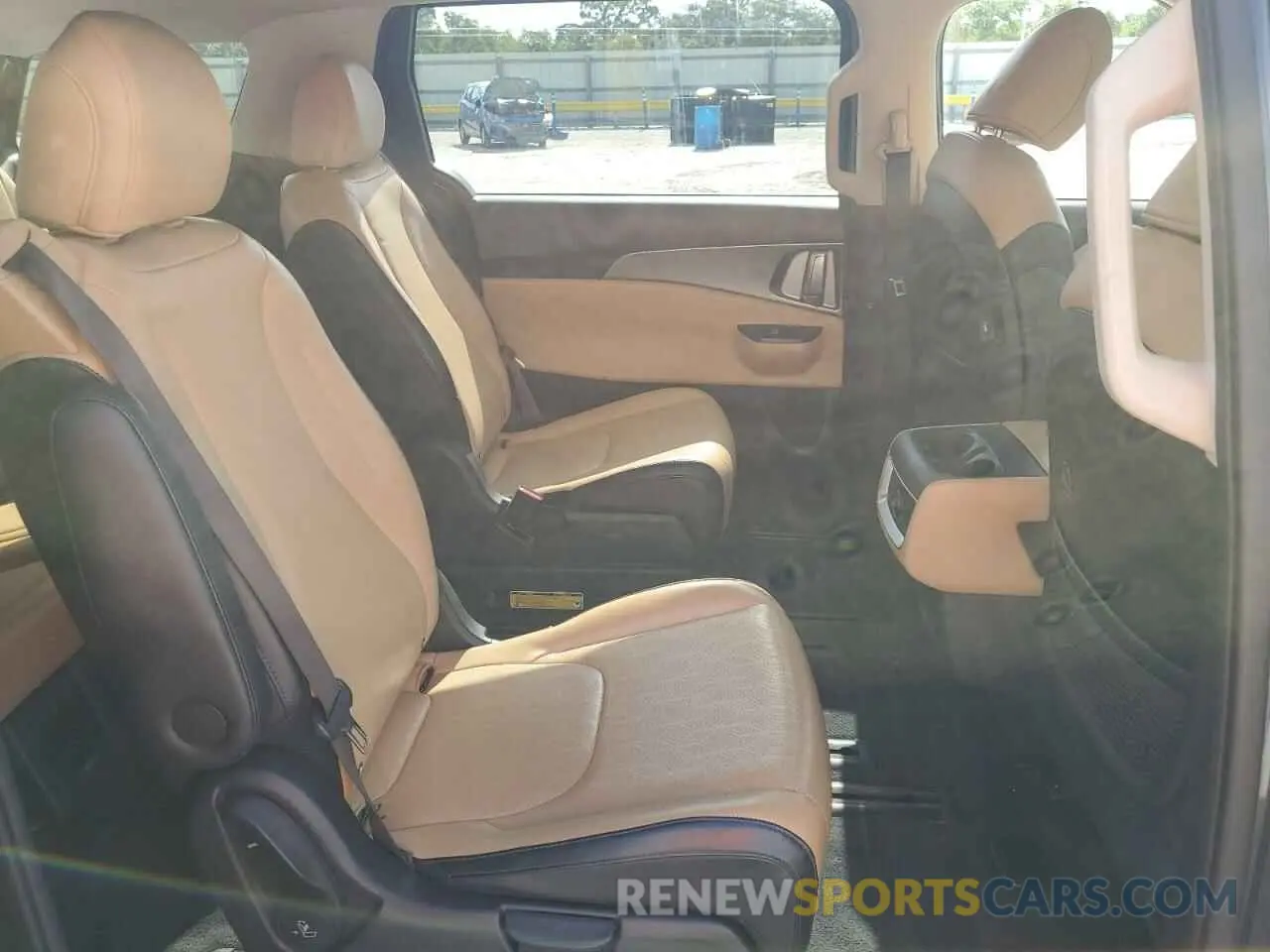 11 Photograph of a damaged car KNDNB4H35N6092541 KIA CARNIVAL L 2022