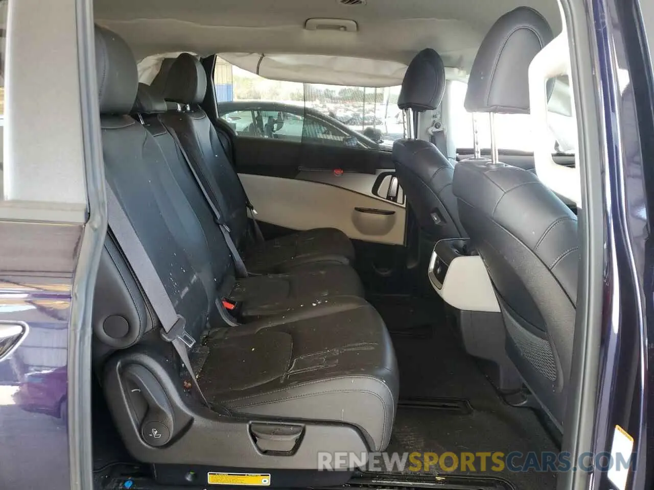 11 Photograph of a damaged car KNDNB4H35N6132519 KIA CARNIVAL L 2022