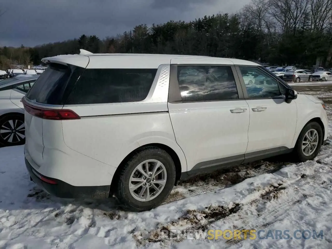 3 Photograph of a damaged car KNDNB4H37N6131937 KIA CARNIVAL L 2022