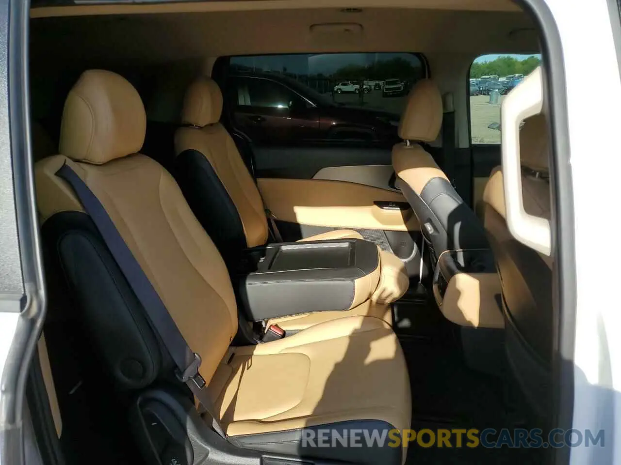 11 Photograph of a damaged car KNDNB4H38N6125113 KIA CARNIVAL L 2022
