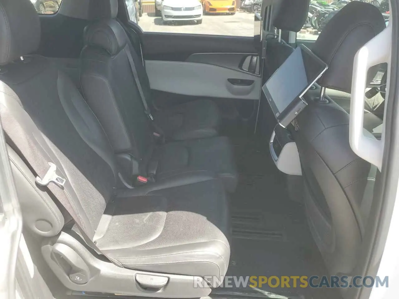 11 Photograph of a damaged car KNDNB4H39N6172568 KIA CARNIVAL L 2022