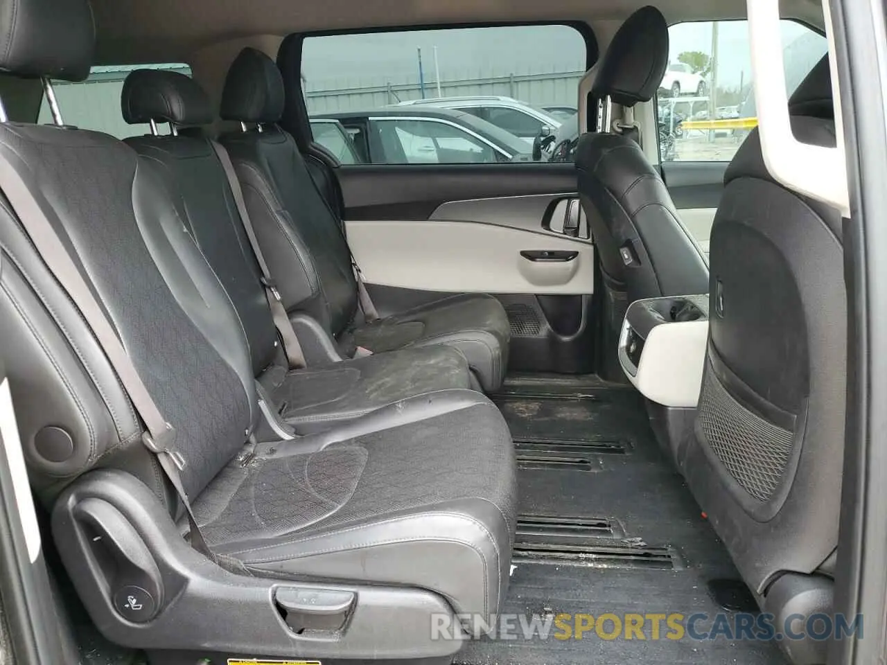 11 Photograph of a damaged car KNDNB4H3XN6096858 KIA CARNIVAL L 2022