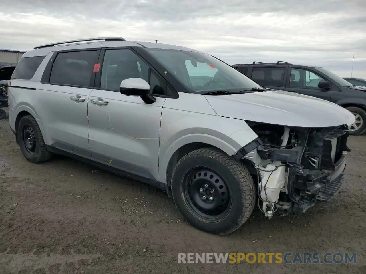 4 Photograph of a damaged car KNDNB5H33N6069166 KIA CARNIVAL L 2022