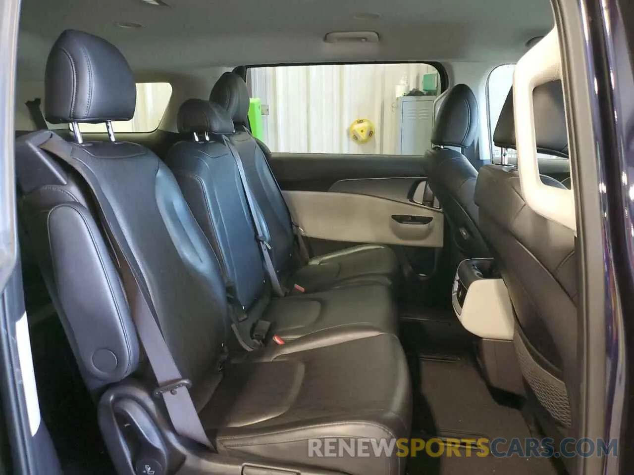 11 Photograph of a damaged car KNDNB4H33P6266402 KIA CARNIVAL L 2023