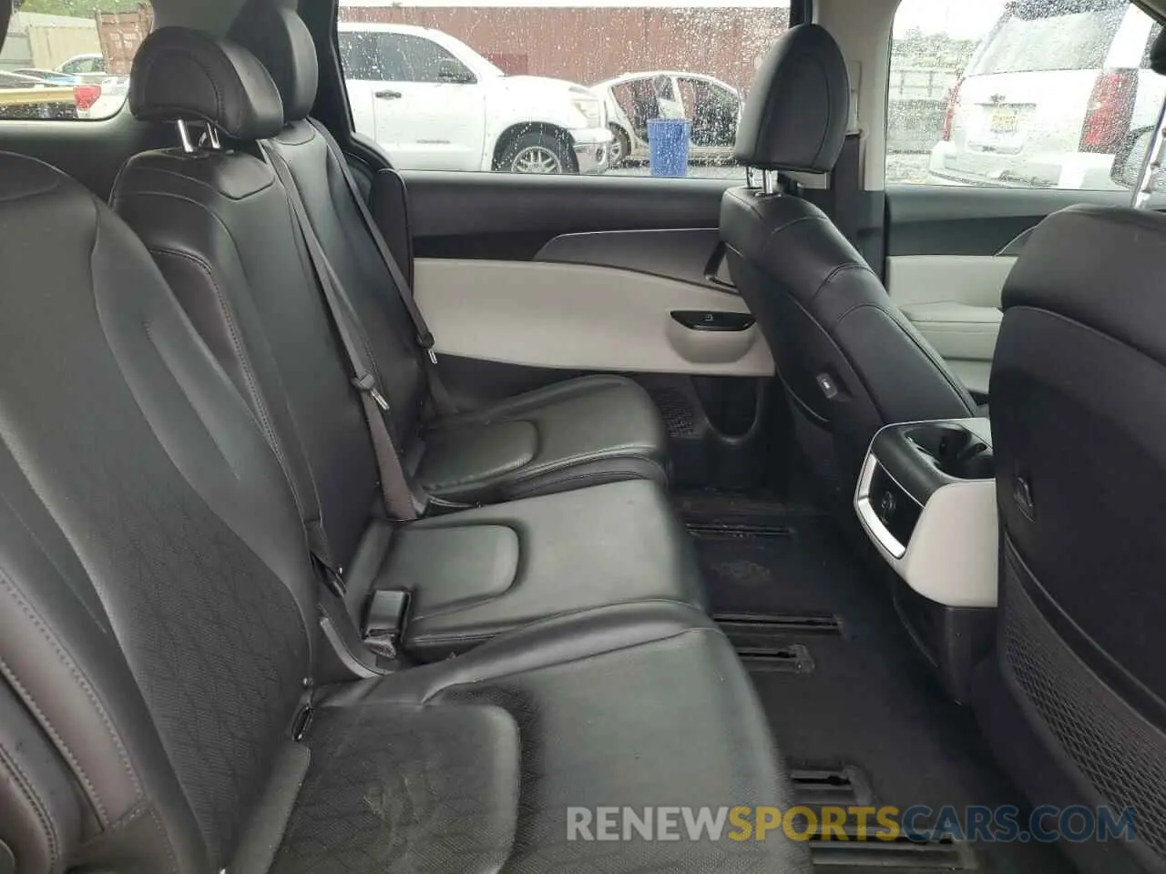 11 Photograph of a damaged car KNDNB4H36P6279810 KIA CARNIVAL L 2023