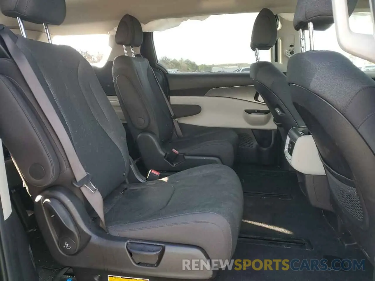 11 Photograph of a damaged car KNDNB4H37P6258786 KIA CARNIVAL L 2023