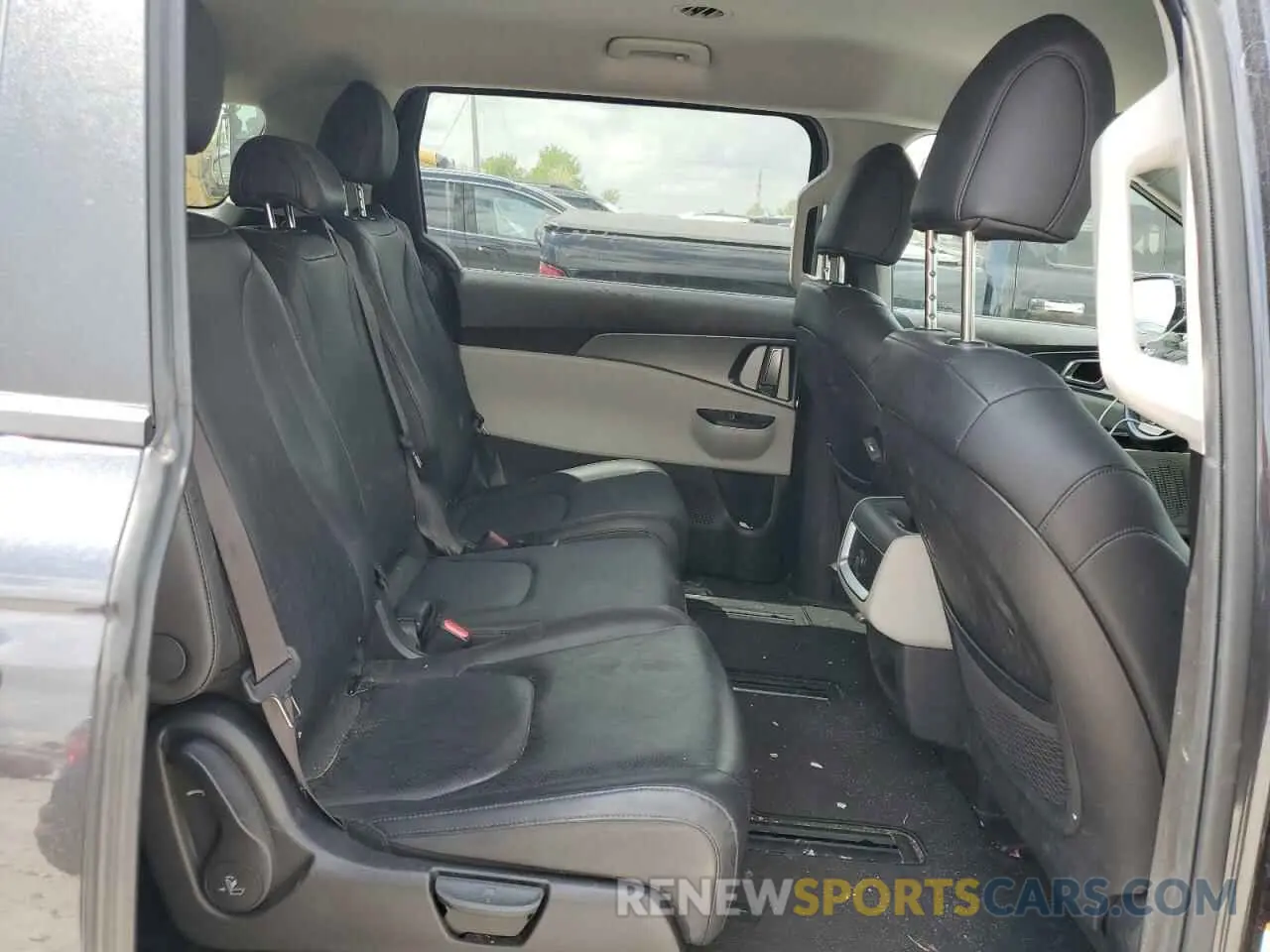 11 Photograph of a damaged car KNDNB4H38P6198338 KIA CARNIVAL L 2023