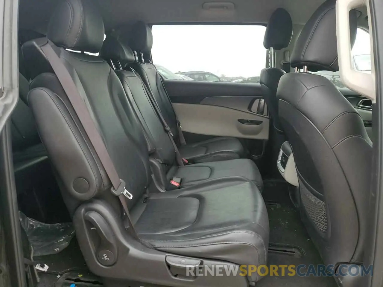 11 Photograph of a damaged car KNDNB4H30R6433818 KIA CARNIVAL L 2024