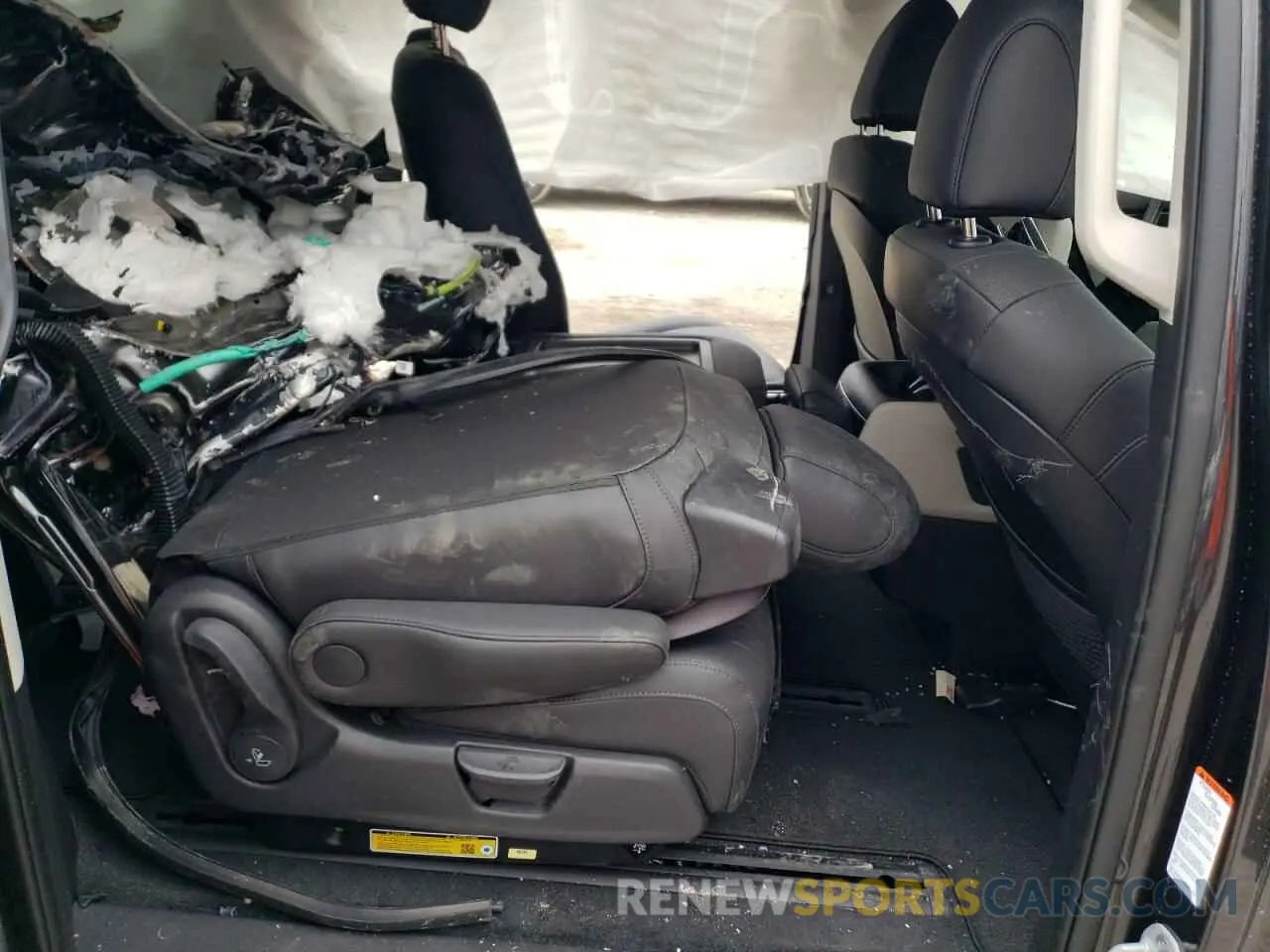 11 Photograph of a damaged car KNDNB4H32R6433240 KIA CARNIVAL L 2024