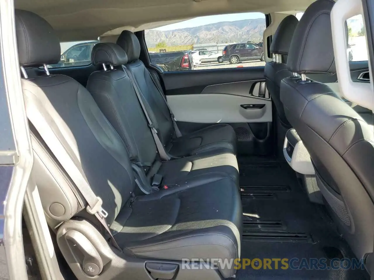 11 Photograph of a damaged car KNDNB4H33R6304892 KIA CARNIVAL L 2024