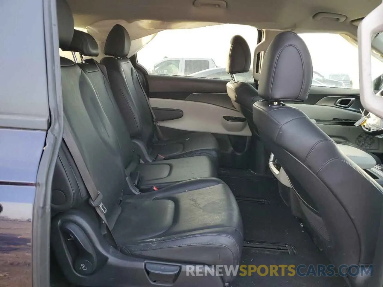 11 Photograph of a damaged car KNDNB4H34R6355298 KIA CARNIVAL L 2024