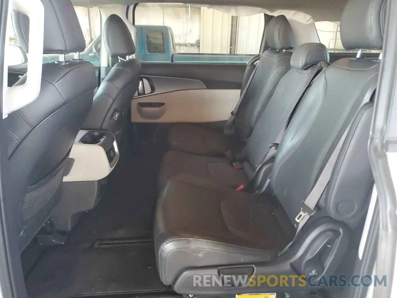 11 Photograph of a damaged car KNDNB4H34R6414947 KIA CARNIVAL L 2024