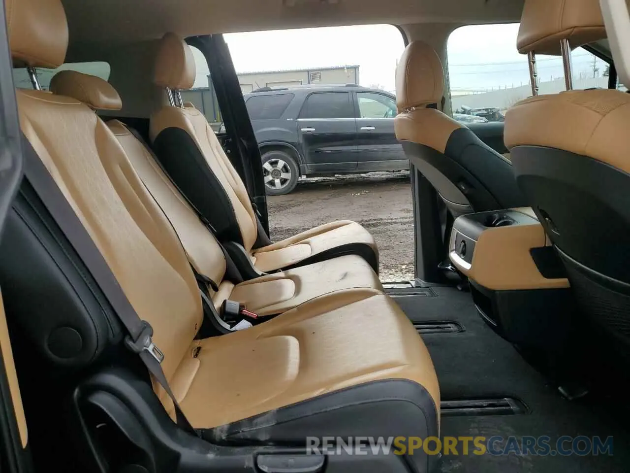 11 Photograph of a damaged car KNDNB4H35R6351292 KIA CARNIVAL L 2024