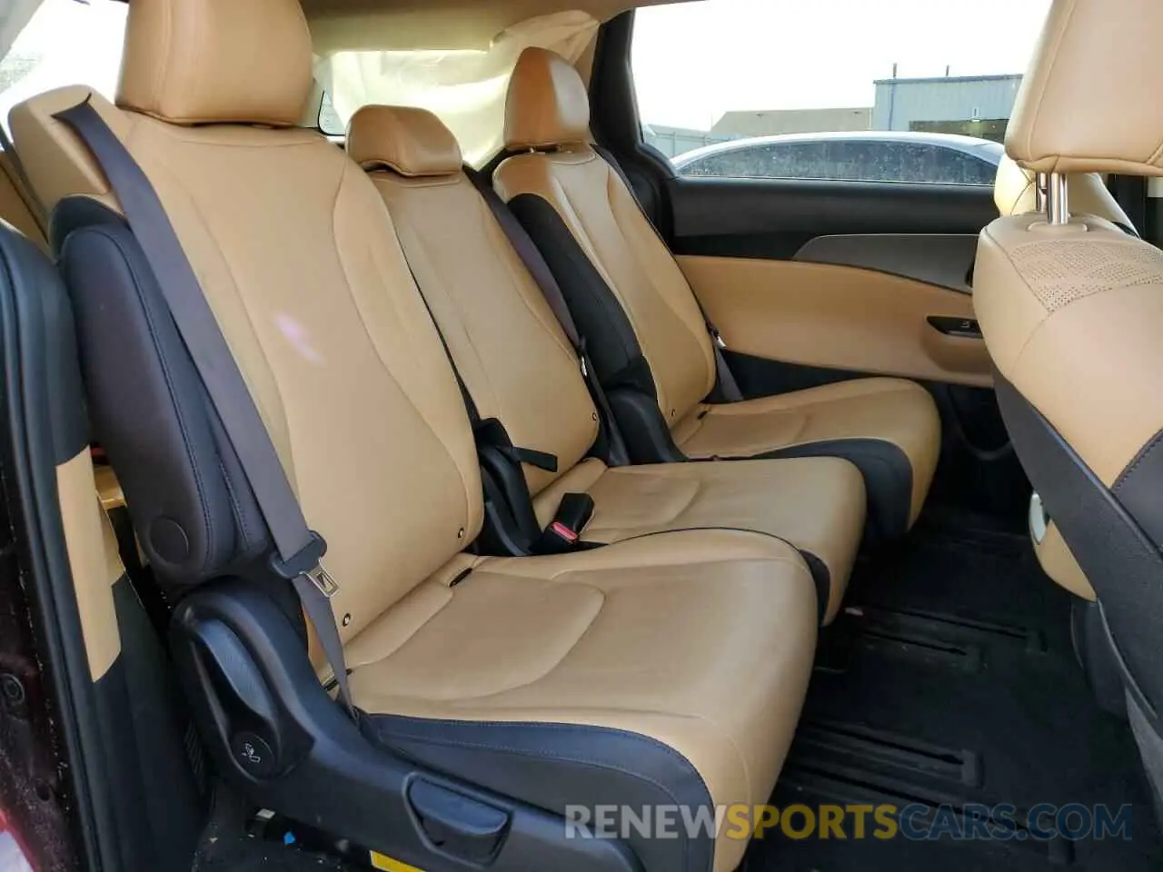11 Photograph of a damaged car KNDNB4H36R6343329 KIA CARNIVAL L 2024