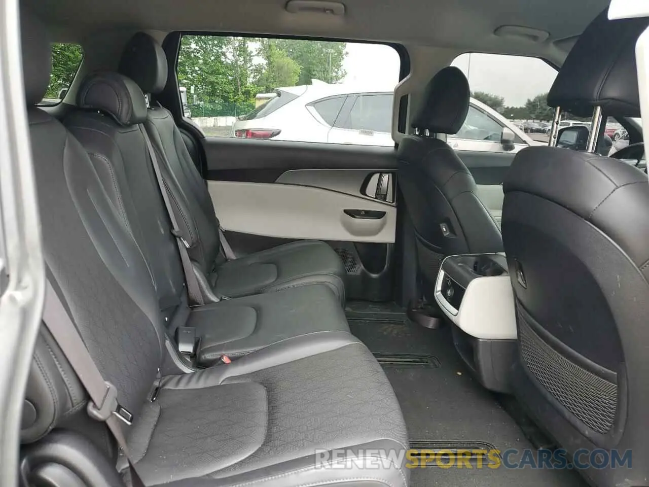 11 Photograph of a damaged car KNDNB4H39R6414748 KIA CARNIVAL L 2024
