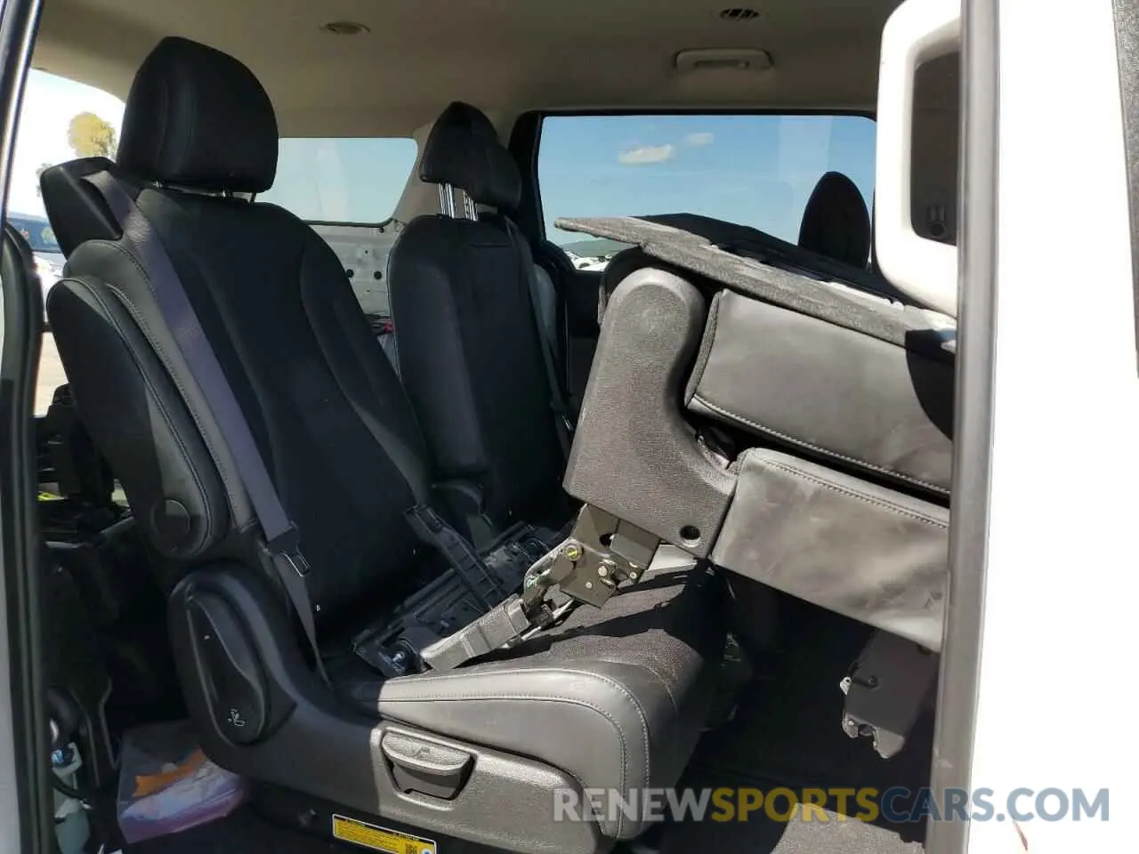 11 Photograph of a damaged car KNDNB5K33S6467613 KIA CARNIVAL L 2025