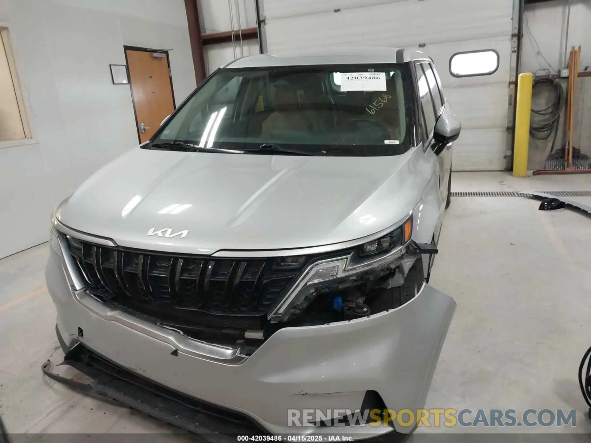 12 Photograph of a damaged car KNDNB4H32N6061568 KIA CARNIVAL MPV 2022