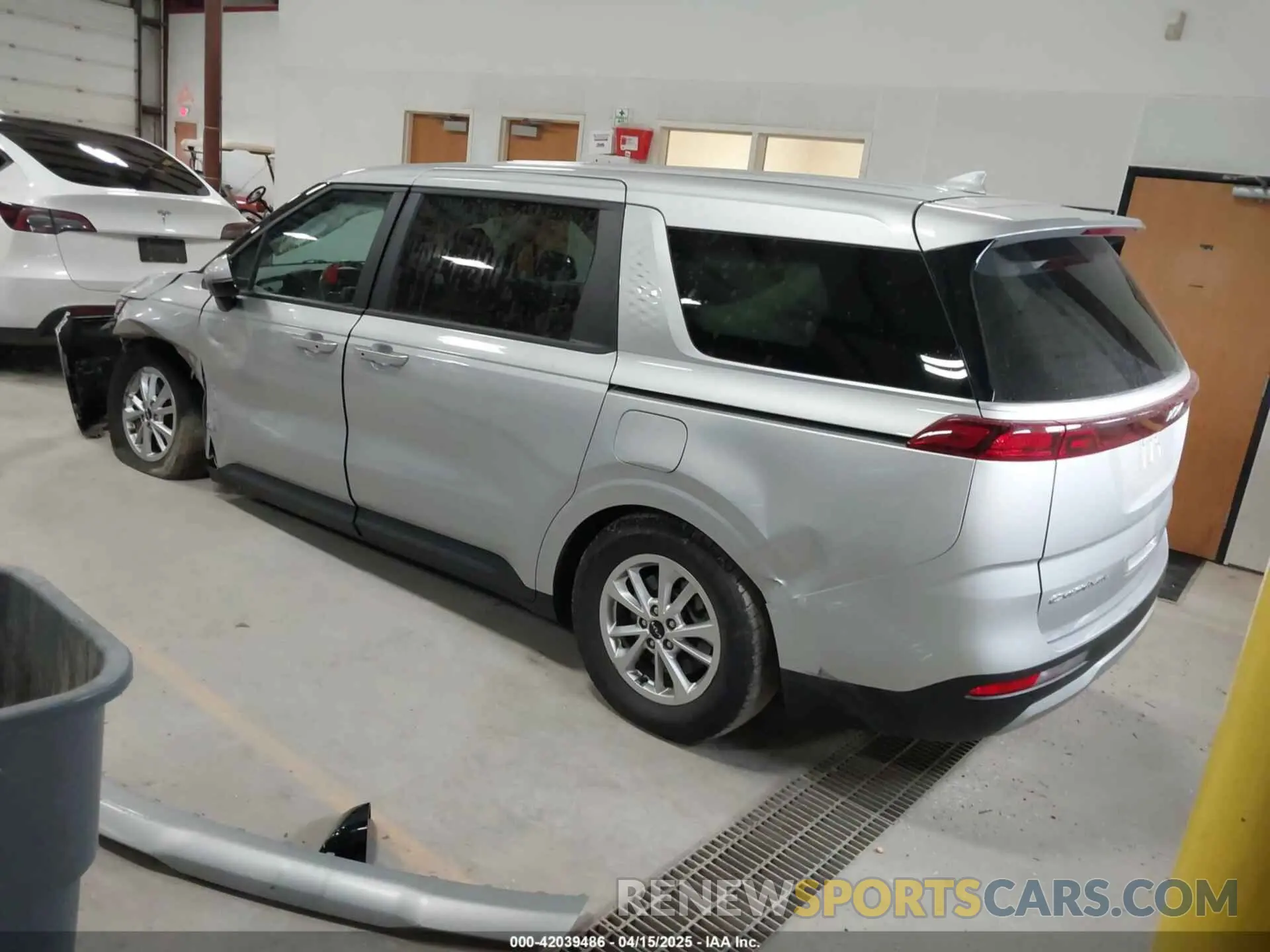 3 Photograph of a damaged car KNDNB4H32N6061568 KIA CARNIVAL MPV 2022