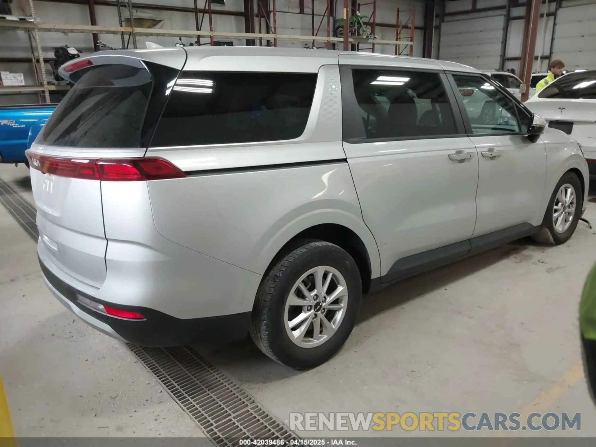 4 Photograph of a damaged car KNDNB4H32N6061568 KIA CARNIVAL MPV 2022