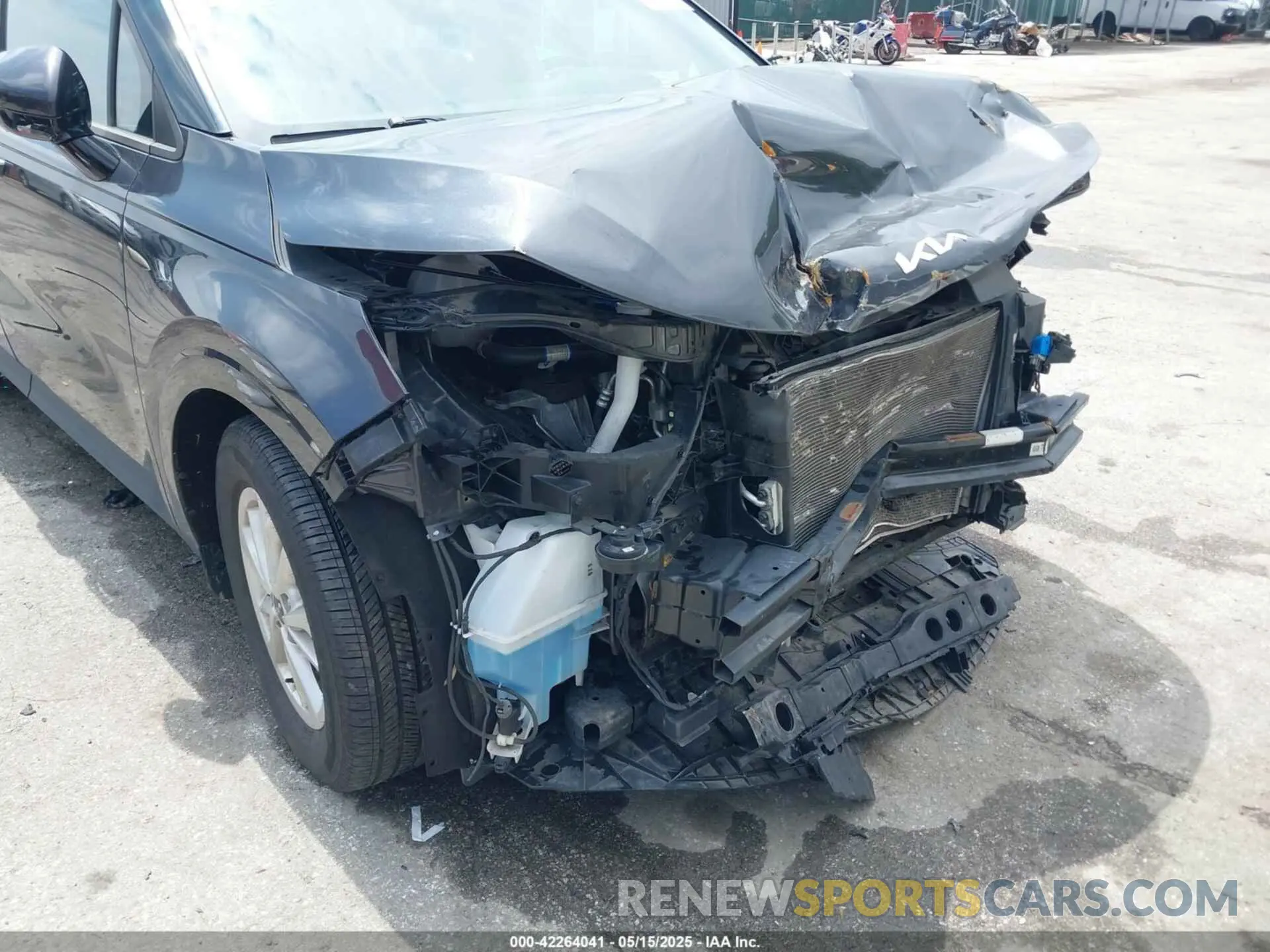 17 Photograph of a damaged car KNDNB4H33N6115072 KIA CARNIVAL MPV 2022