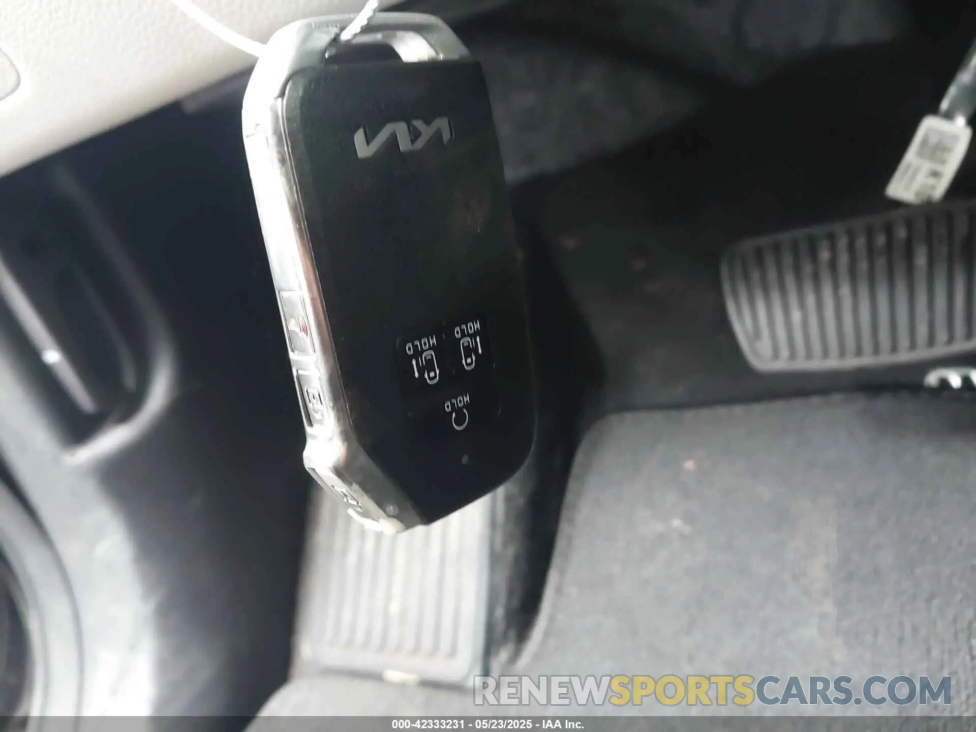 11 Photograph of a damaged car KNDNB4H33N6137752 KIA CARNIVAL MPV 2022