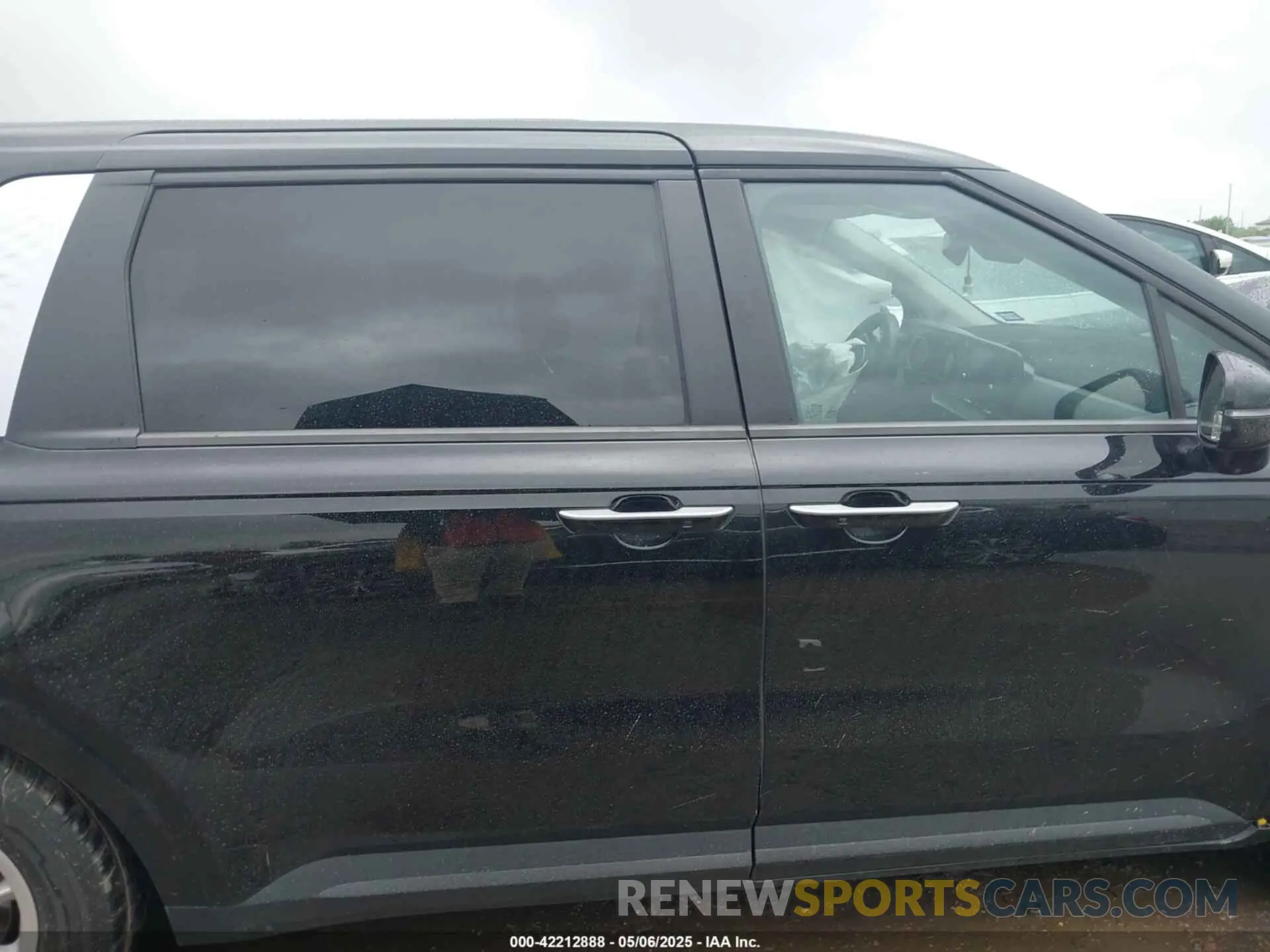12 Photograph of a damaged car KNDNB4H35N6124792 KIA CARNIVAL MPV 2022