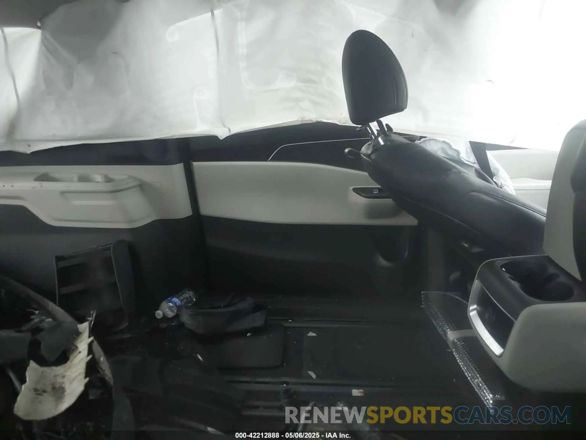 8 Photograph of a damaged car KNDNB4H35N6124792 KIA CARNIVAL MPV 2022