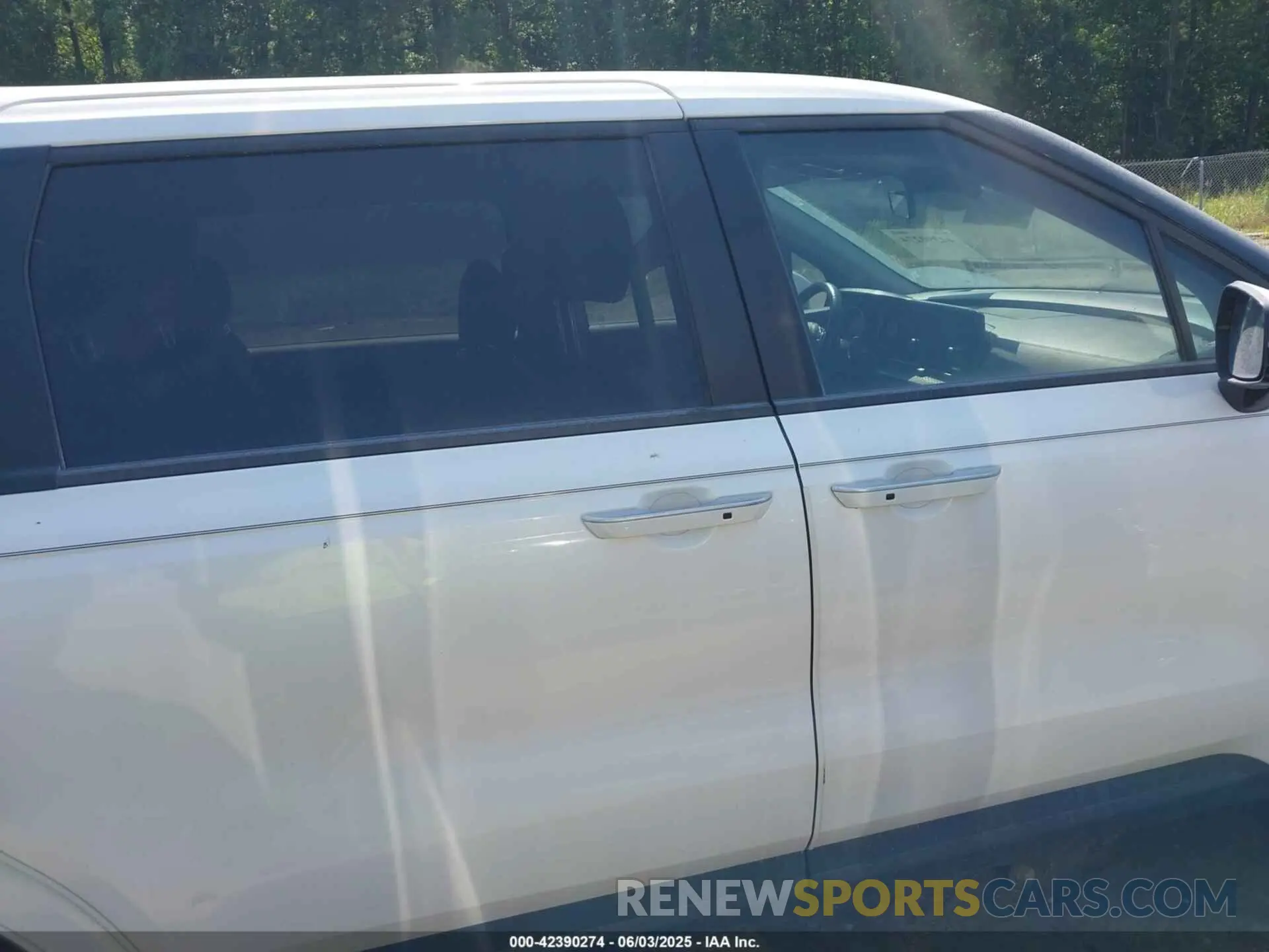 14 Photograph of a damaged car KNDNB4H36N6097554 KIA CARNIVAL MPV 2022