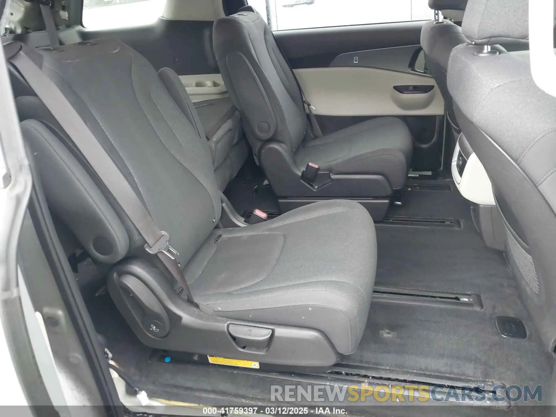 8 Photograph of a damaged car KNDNB4H36N6131654 KIA CARNIVAL MPV 2022