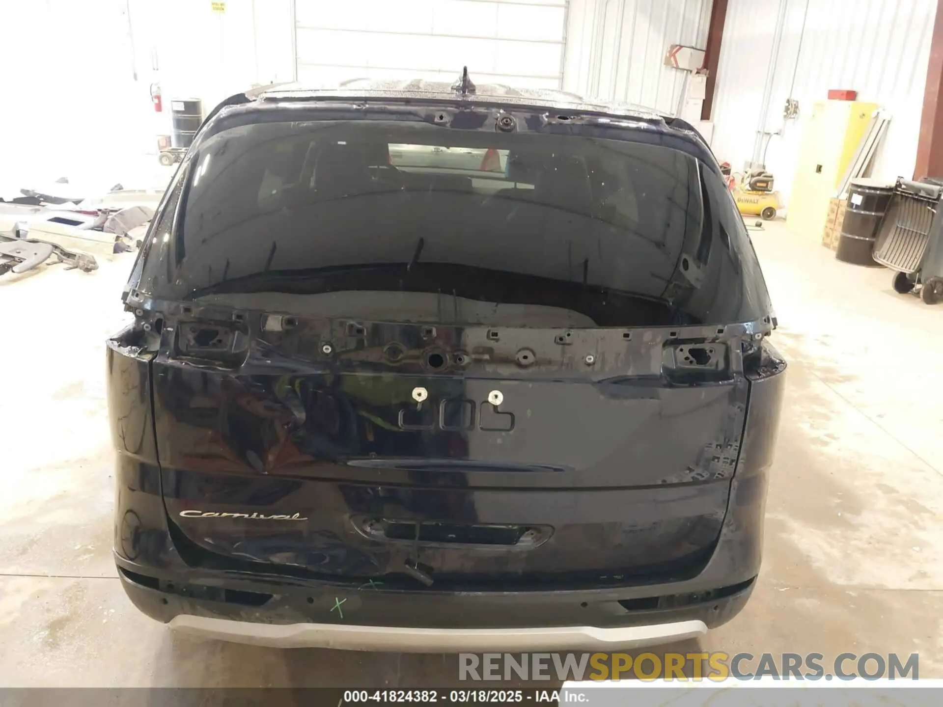 17 Photograph of a damaged car KNDNB4H36N6169885 KIA CARNIVAL MPV 2022