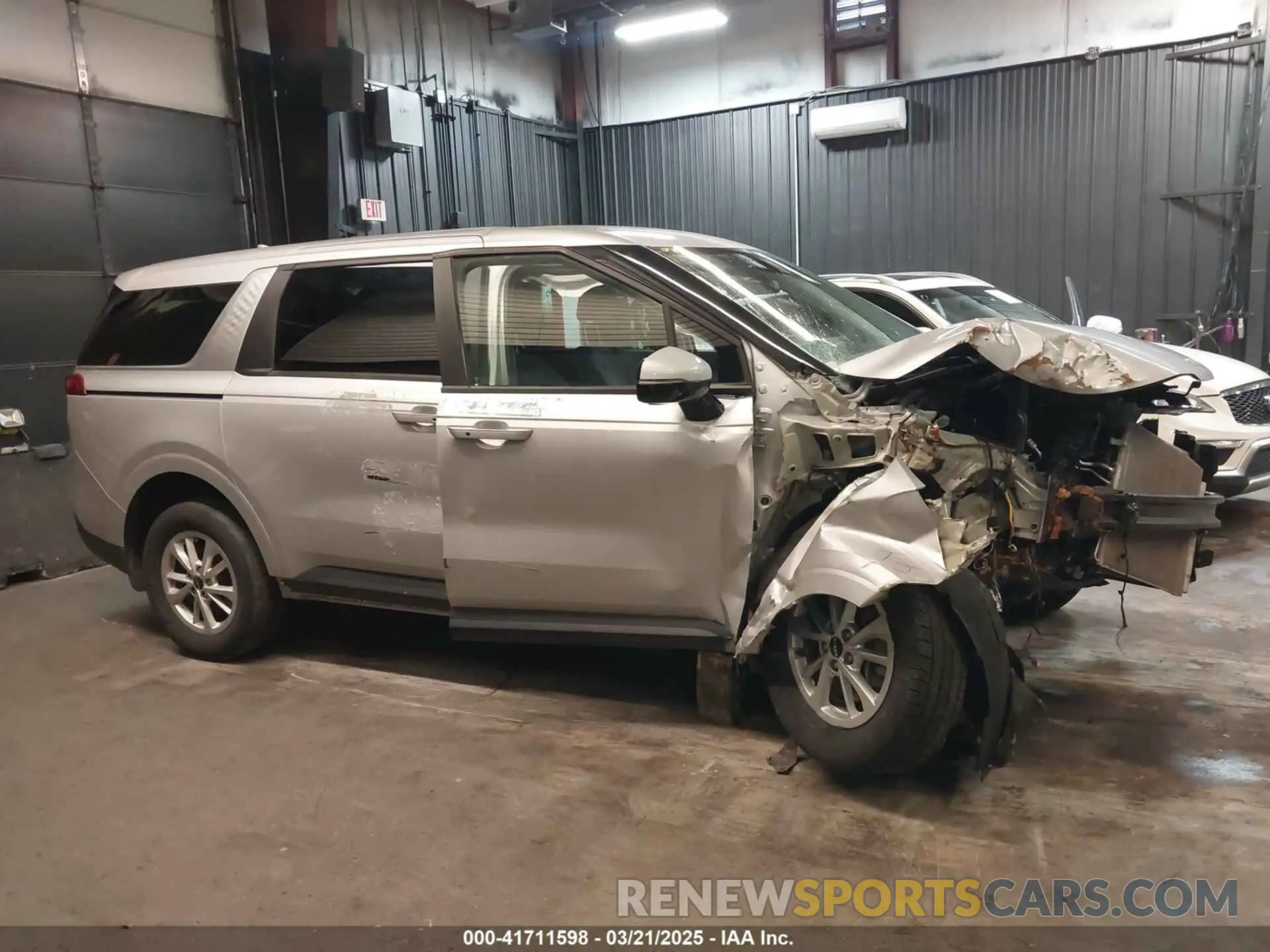 14 Photograph of a damaged car KNDNB4H37N6134031 KIA CARNIVAL MPV 2022