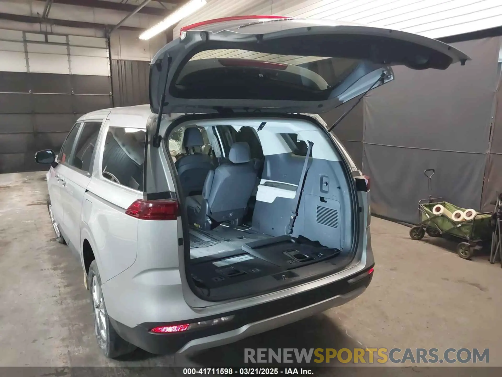 3 Photograph of a damaged car KNDNB4H37N6134031 KIA CARNIVAL MPV 2022