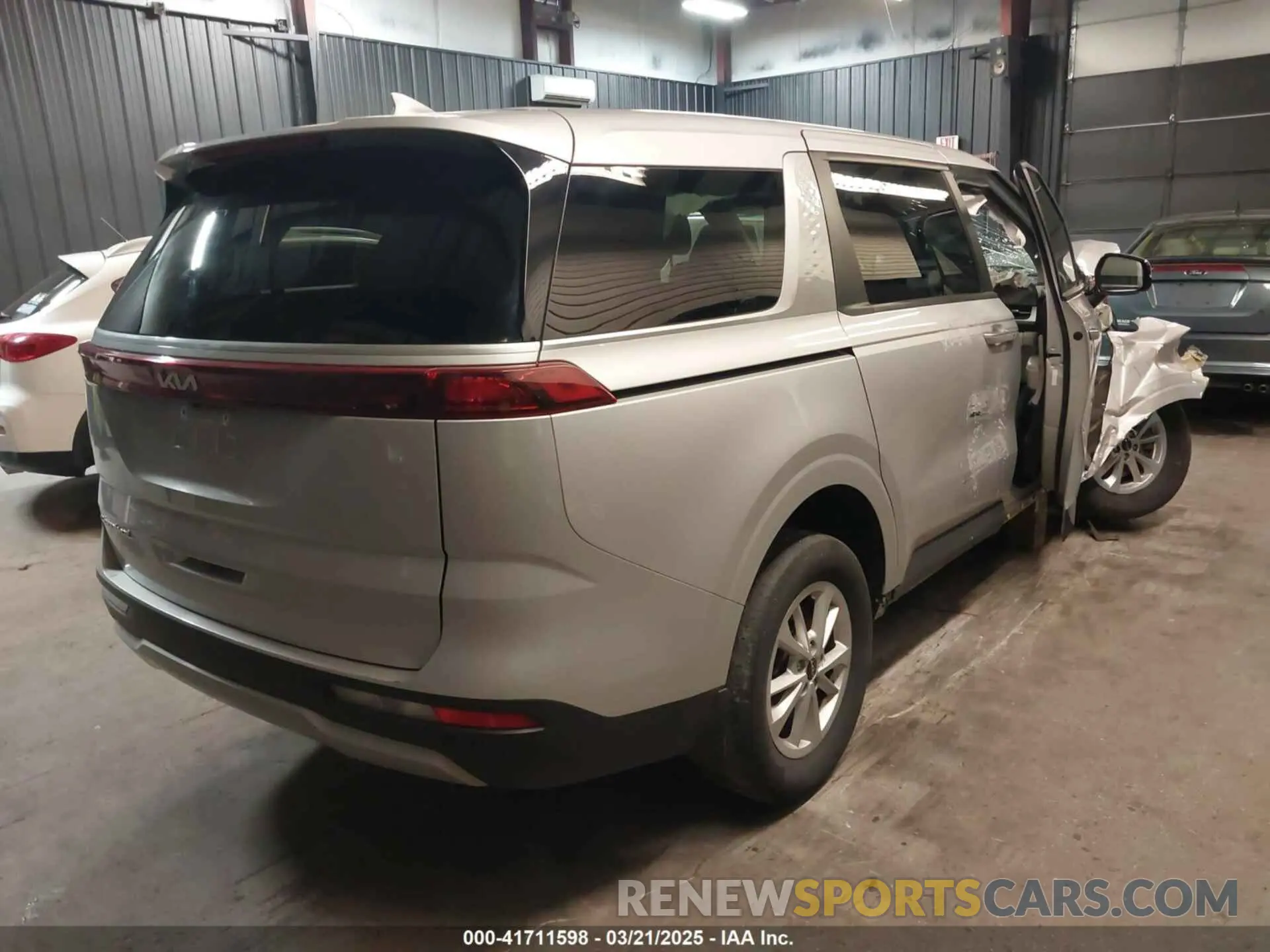 4 Photograph of a damaged car KNDNB4H37N6134031 KIA CARNIVAL MPV 2022