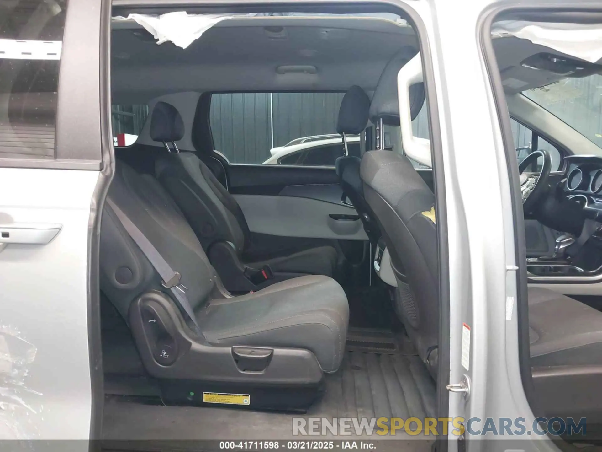 8 Photograph of a damaged car KNDNB4H37N6134031 KIA CARNIVAL MPV 2022