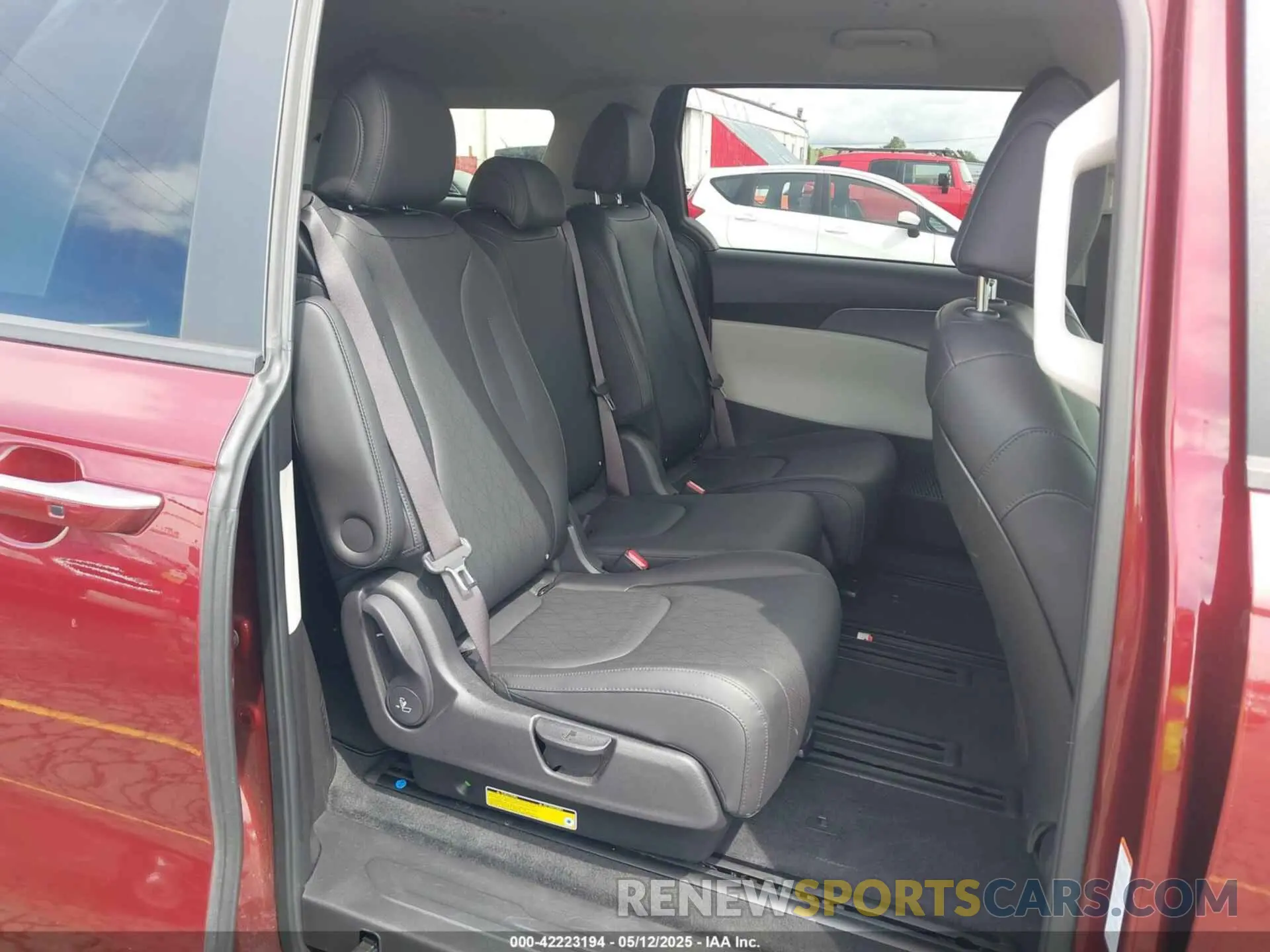8 Photograph of a damaged car KNDNB4H38N6064698 KIA CARNIVAL MPV 2022