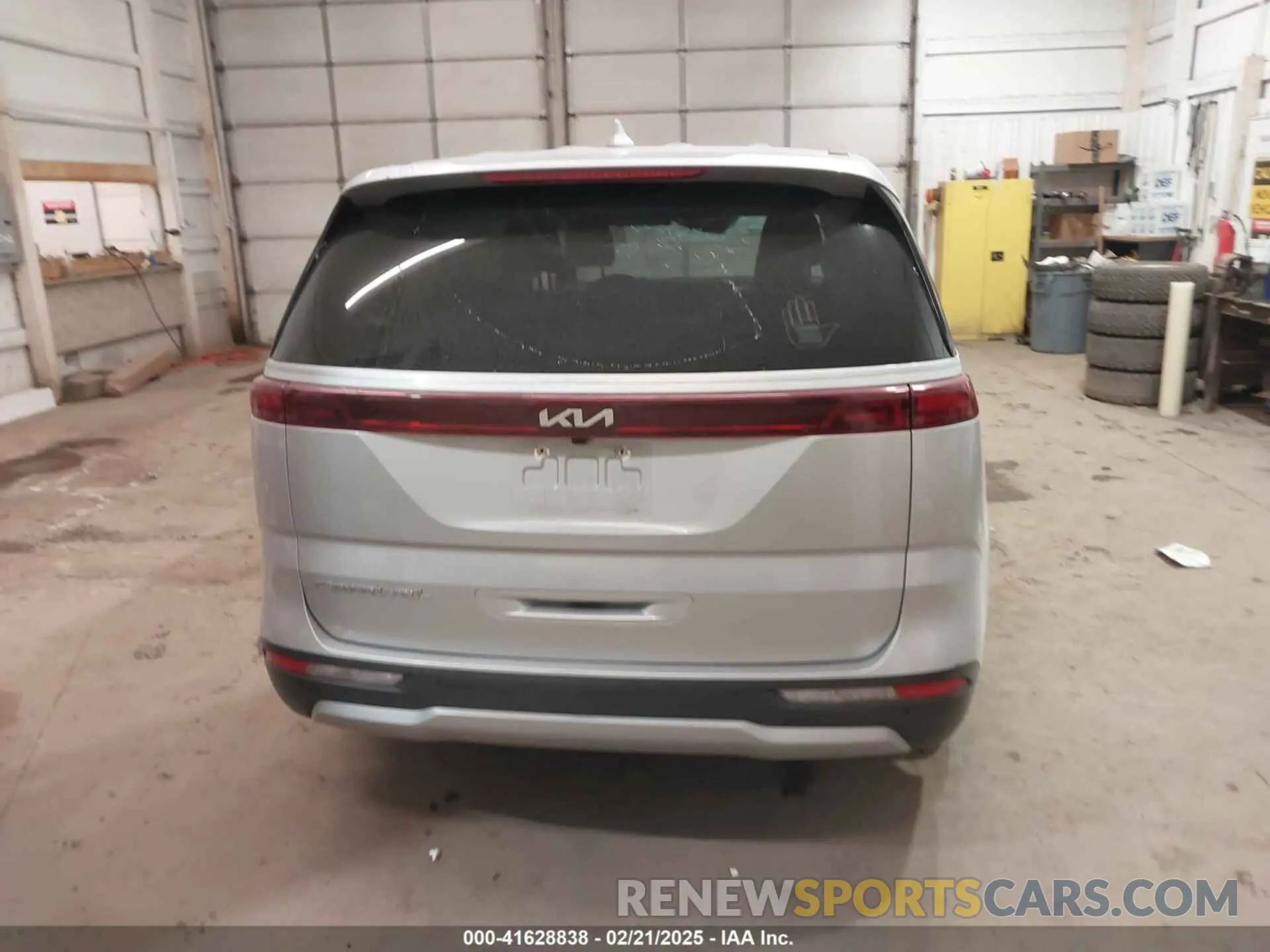 16 Photograph of a damaged car KNDNB4H38N6131655 KIA CARNIVAL MPV 2022