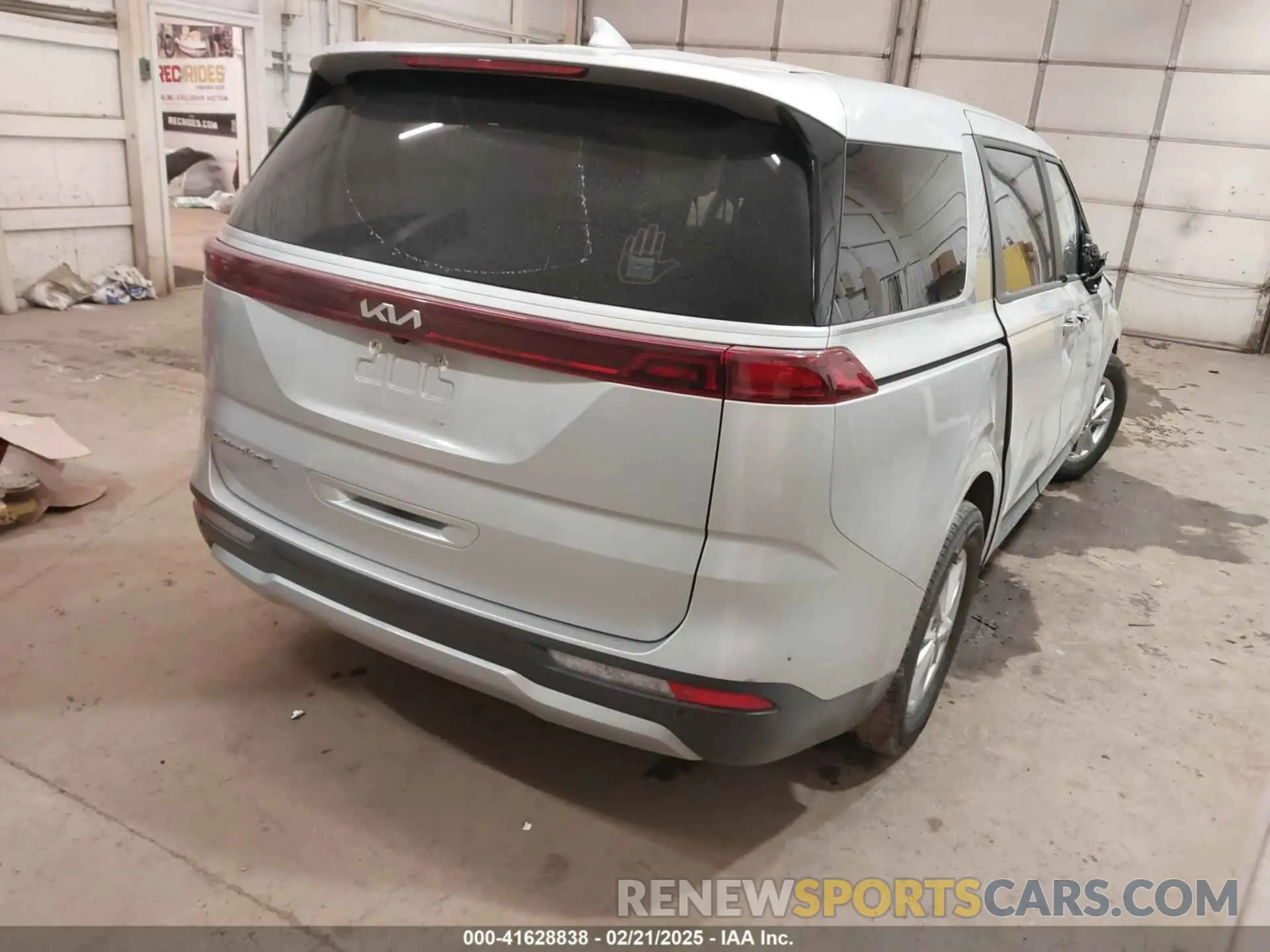 4 Photograph of a damaged car KNDNB4H38N6131655 KIA CARNIVAL MPV 2022