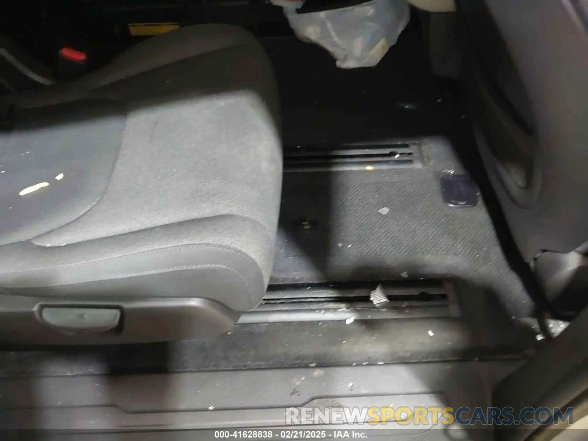 8 Photograph of a damaged car KNDNB4H38N6131655 KIA CARNIVAL MPV 2022