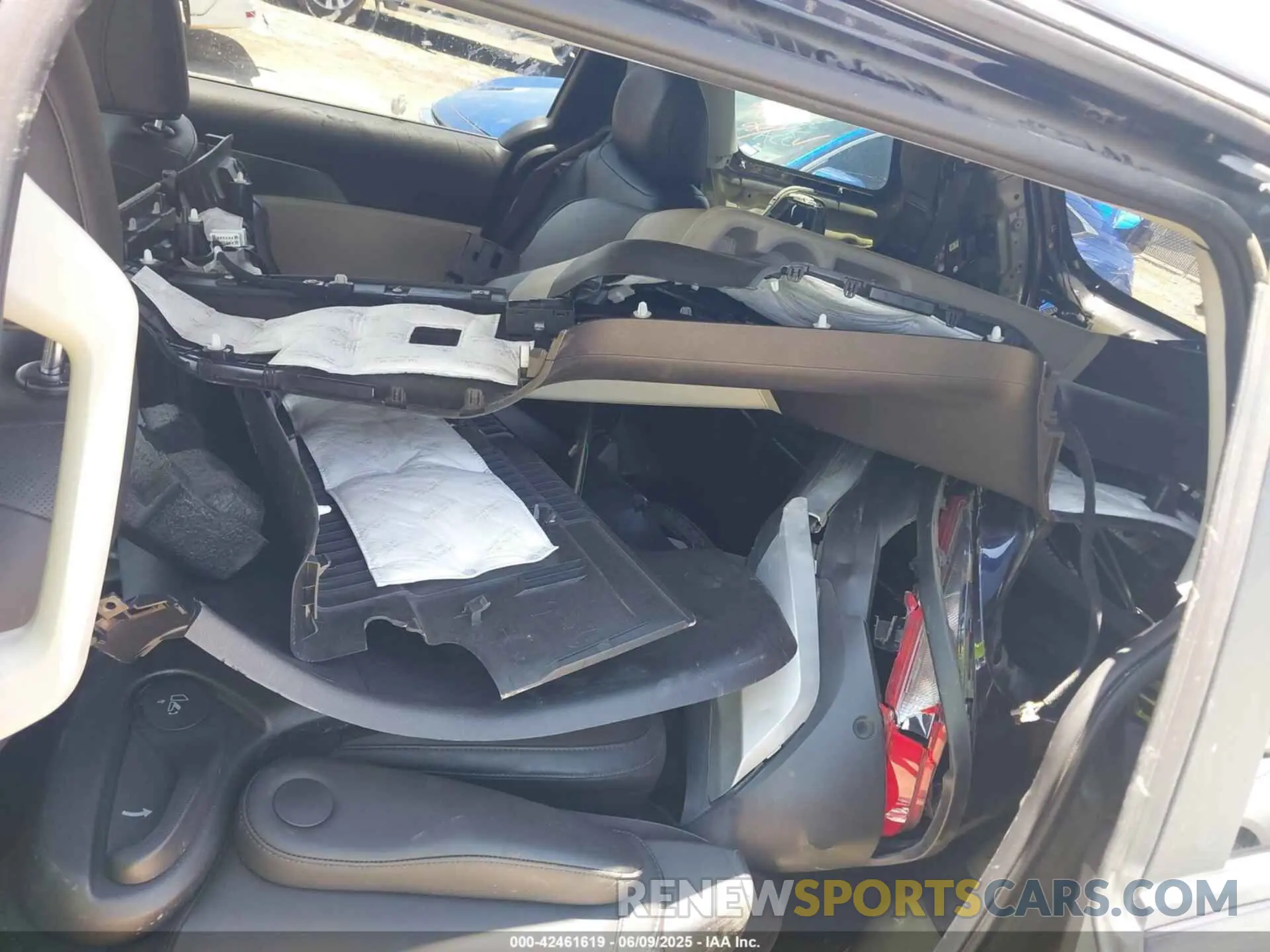 12 Photograph of a damaged car KNDNB4H38N6180757 KIA CARNIVAL MPV 2022