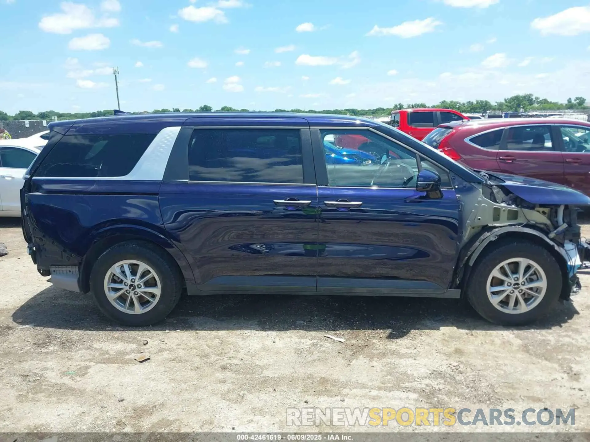14 Photograph of a damaged car KNDNB4H38N6180757 KIA CARNIVAL MPV 2022