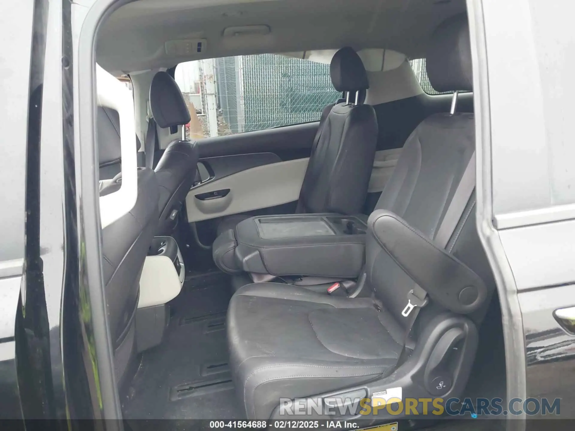 8 Photograph of a damaged car KNDNB4H39N6148397 KIA CARNIVAL MPV 2022