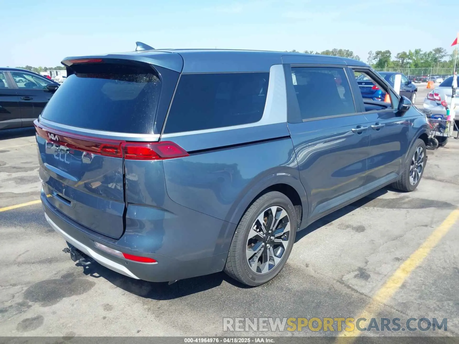 4 Photograph of a damaged car KNDNC5H33N6147331 KIA CARNIVAL MPV 2022