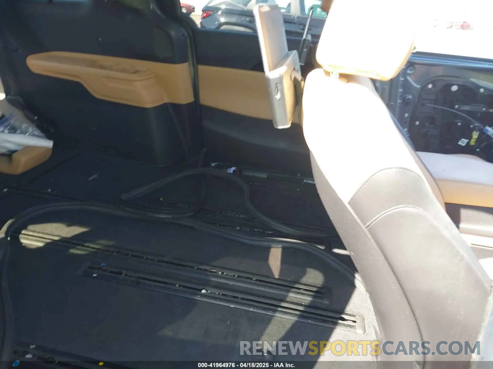 8 Photograph of a damaged car KNDNC5H33N6147331 KIA CARNIVAL MPV 2022