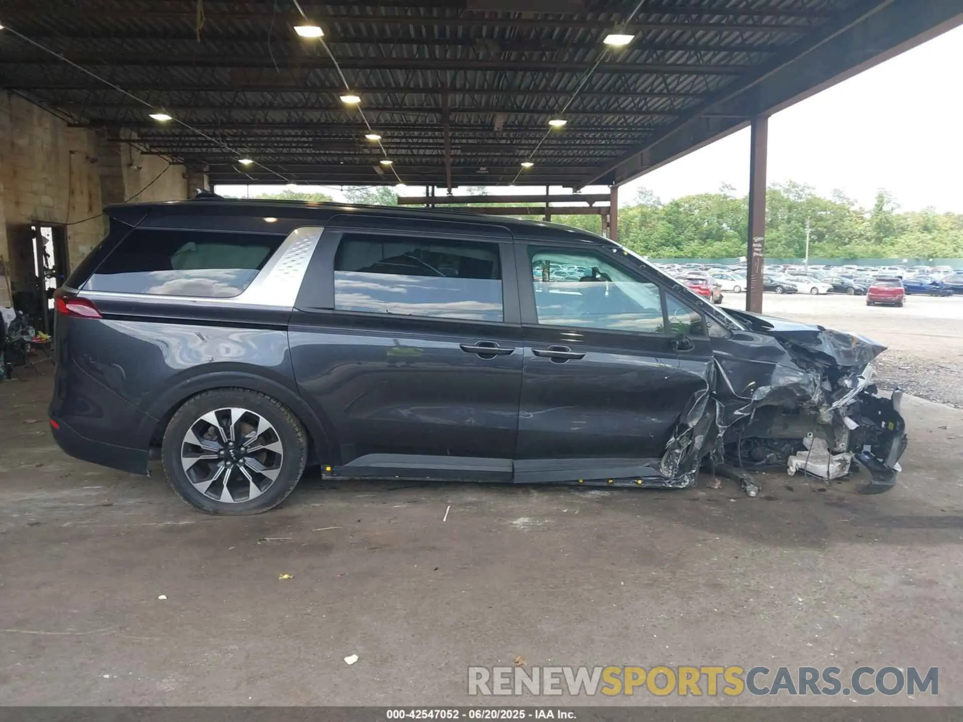 13 Photograph of a damaged car KNDNC5H35N6102441 KIA CARNIVAL MPV 2022