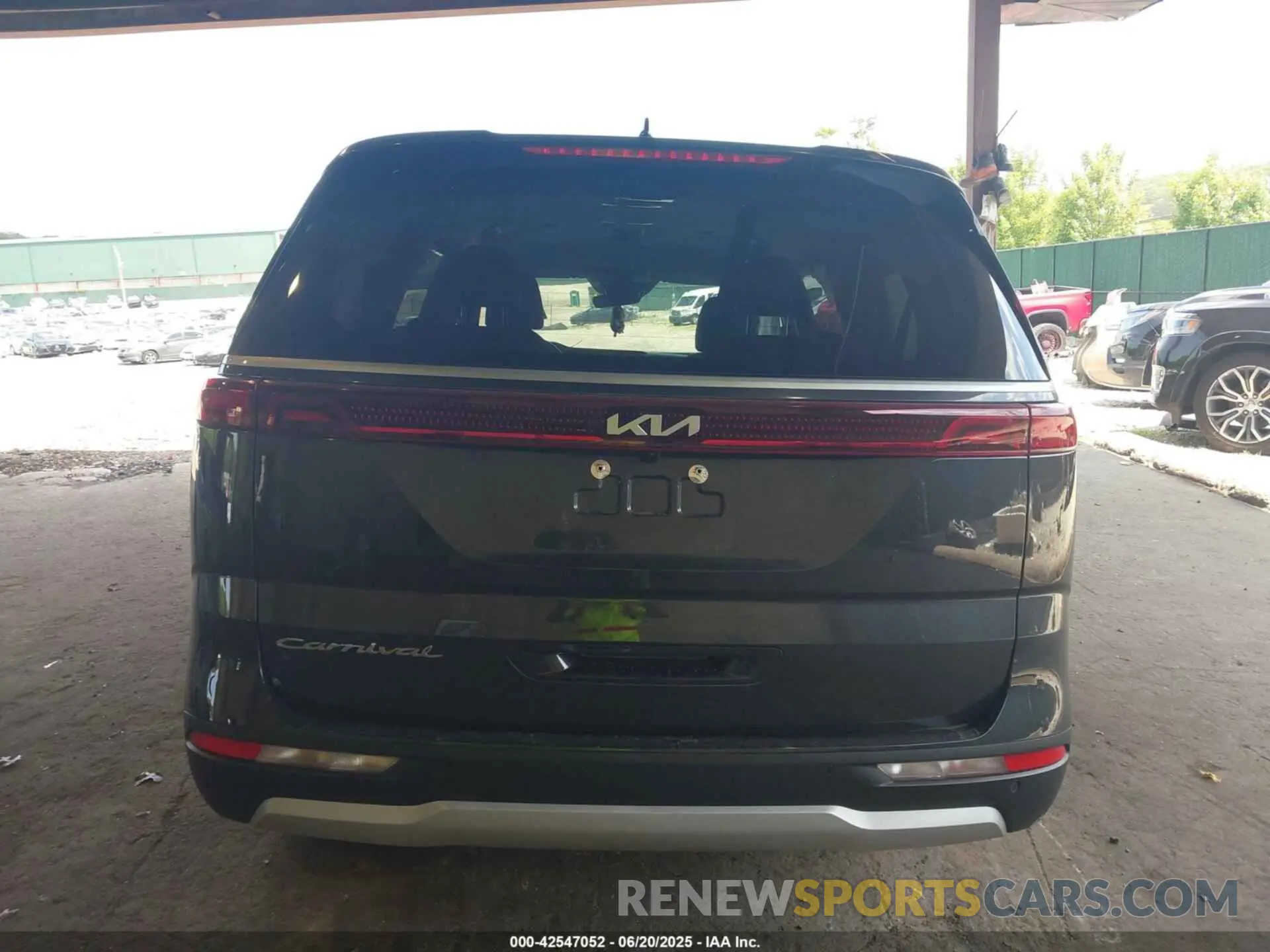 16 Photograph of a damaged car KNDNC5H35N6102441 KIA CARNIVAL MPV 2022