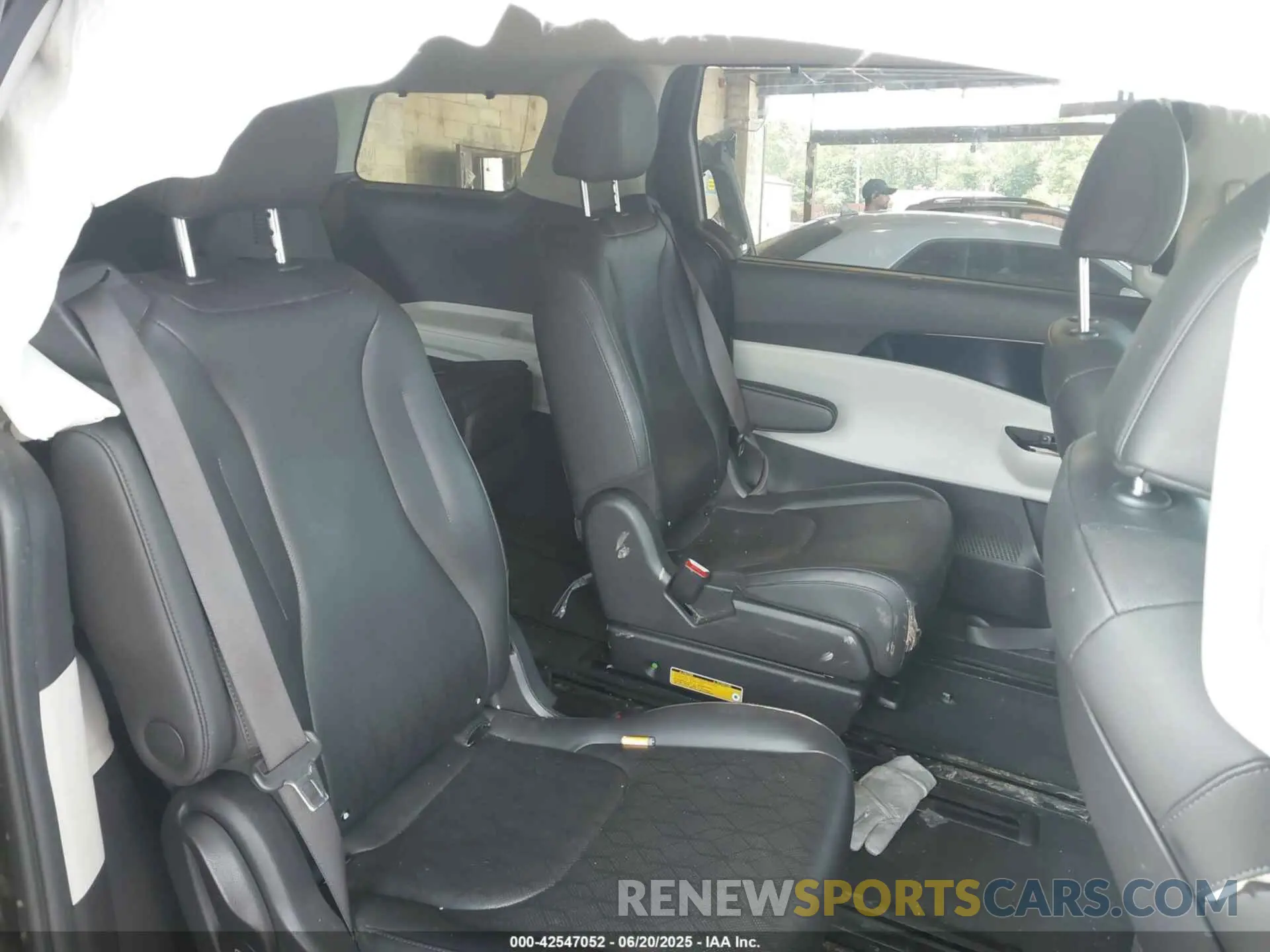 8 Photograph of a damaged car KNDNC5H35N6102441 KIA CARNIVAL MPV 2022