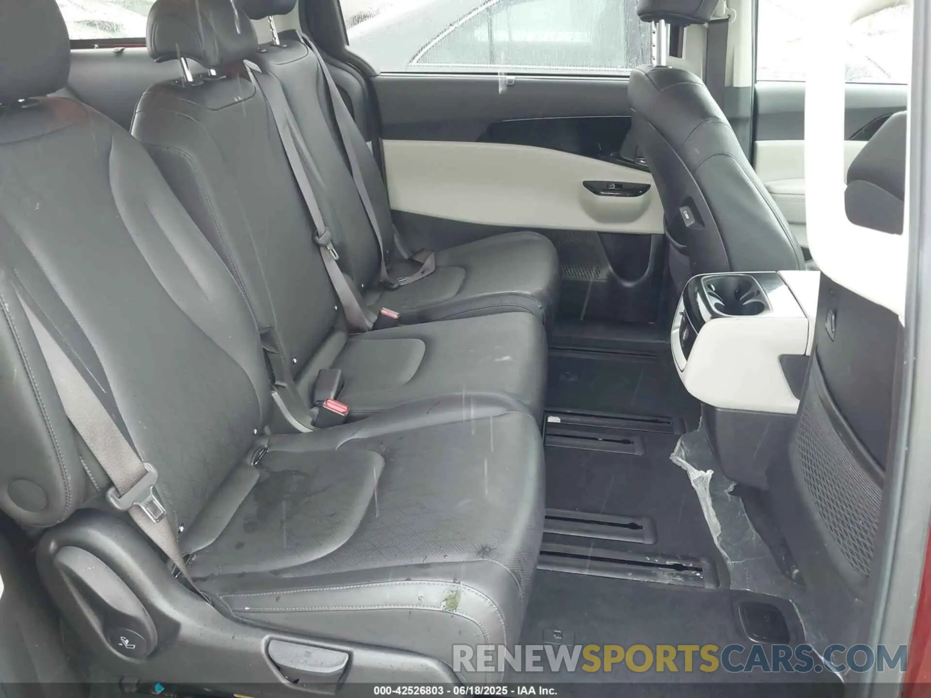 8 Photograph of a damaged car KNDNC5H36N6066596 KIA CARNIVAL MPV 2022