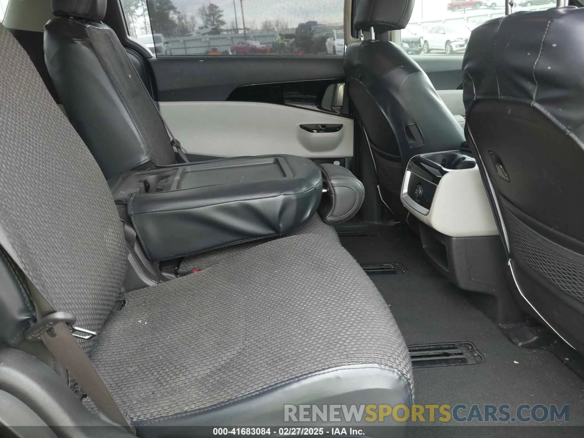 8 Photograph of a damaged car KNDNC5H36N6126232 KIA CARNIVAL MPV 2022