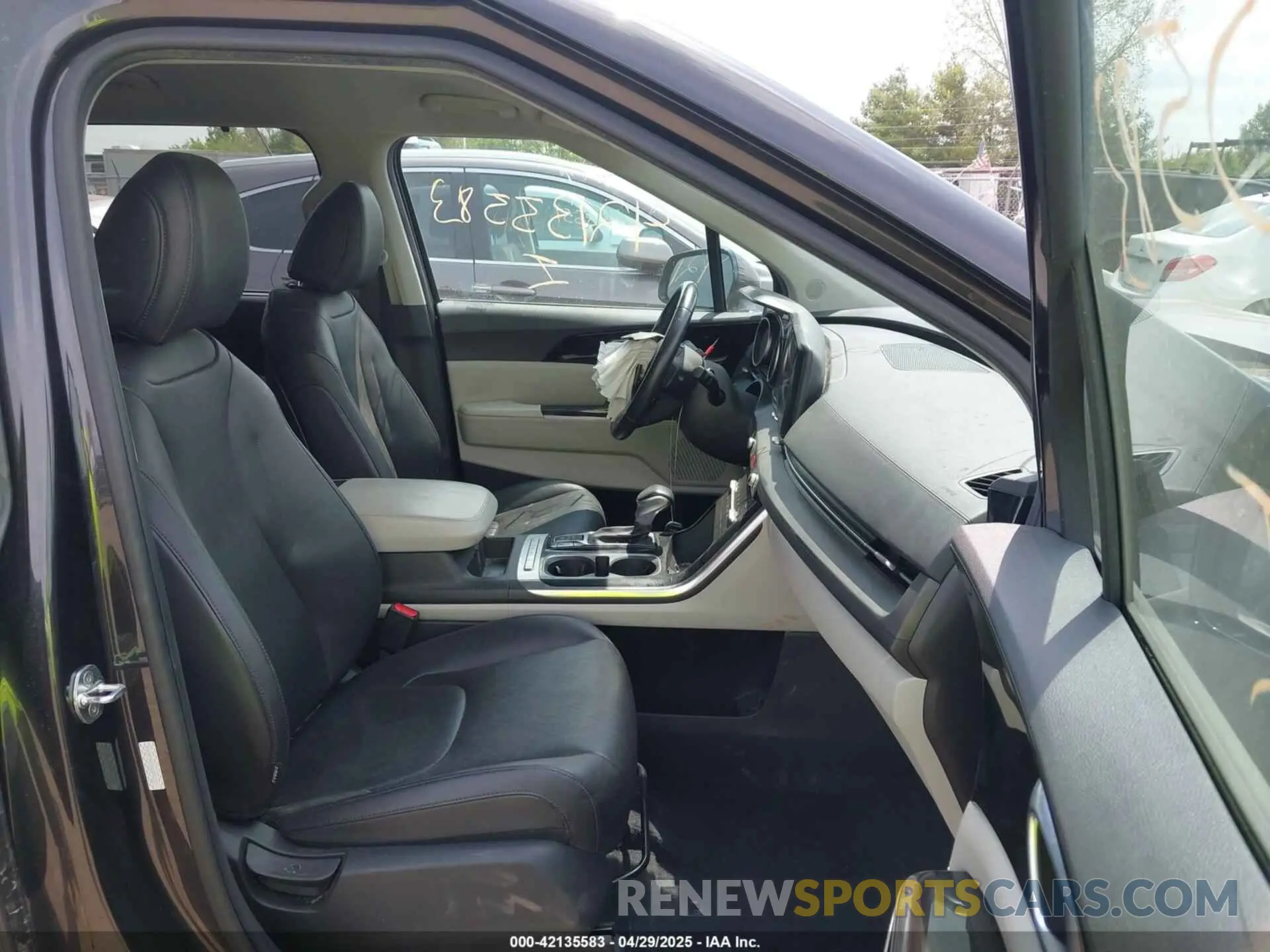 5 Photograph of a damaged car KNDNC5H38N6096327 KIA CARNIVAL MPV 2022