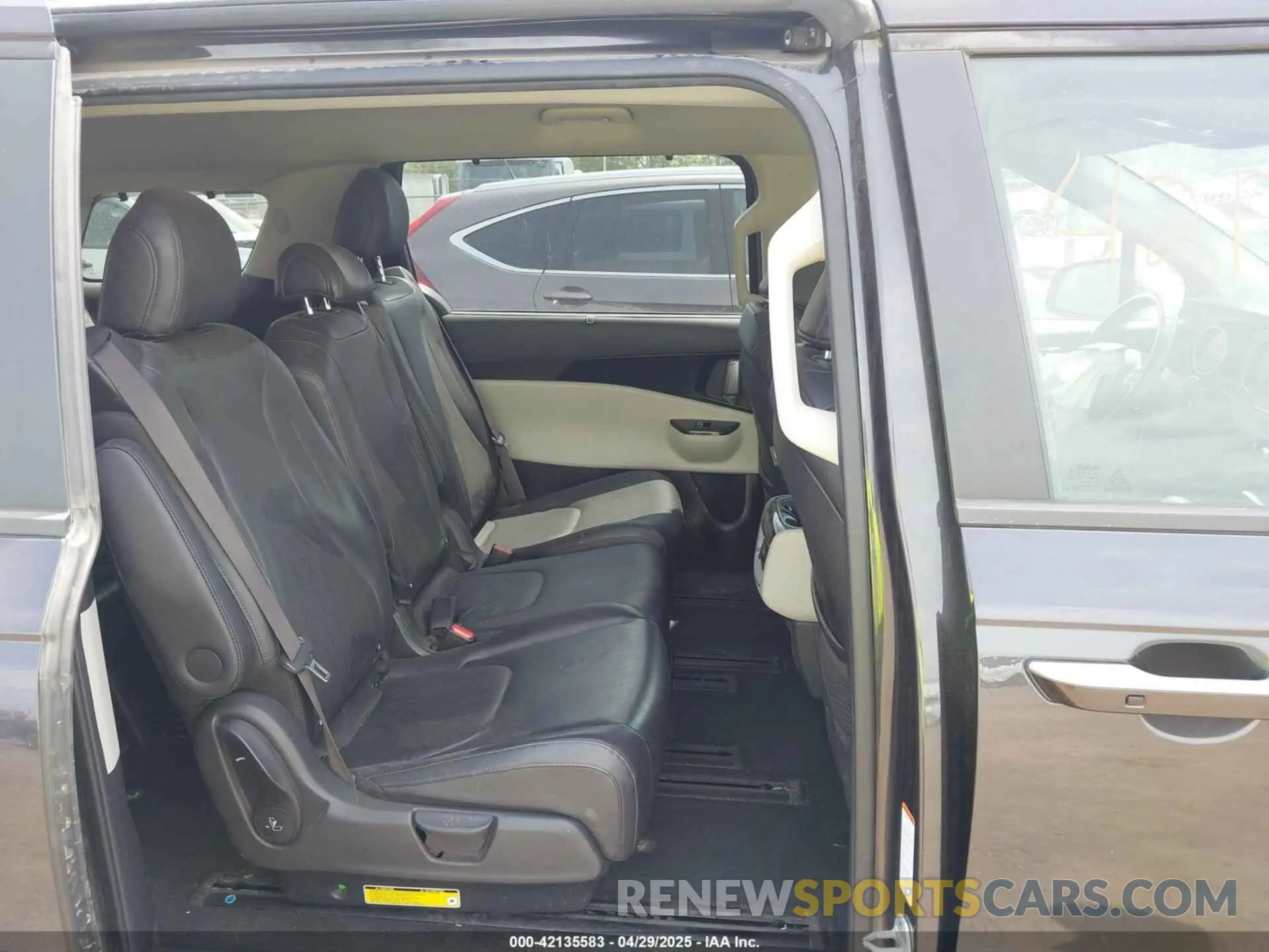 8 Photograph of a damaged car KNDNC5H38N6096327 KIA CARNIVAL MPV 2022